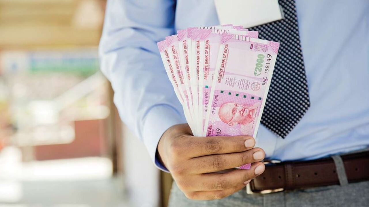 Bank Interest: इन बैंकों के खाते में ज्यादा ब्याज का उठाएं फायदा, तुरंत लिस्ट करें चेक