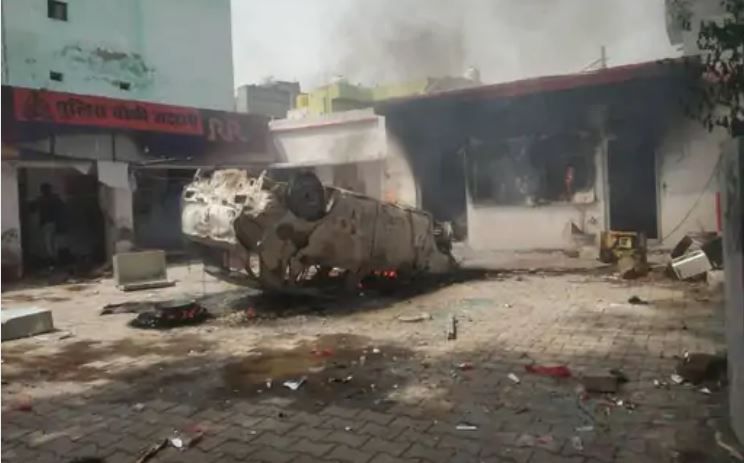 Agnipath Yojana : यूपी के कई शहरों में बवाल, बाइक और बस में लगाई आग