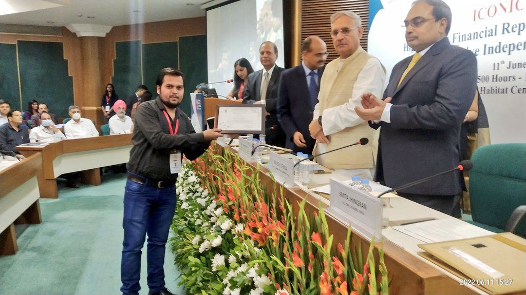 Greater Noida- 'आजादी के अमृत महोत्सव प्रश्नोत्तरी प्रतियोगिता के विजेता बने मनीष कुमार त्रिपाठी