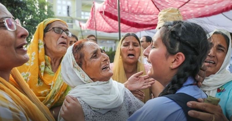 Kulgam- आतंकवादियों ने शिक्षिका को उतारा मौत के घाट, पति सरकार से 4 बार कर चुका था ट्रांसफर की अपील
