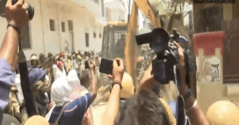 Prayagraj- प्रयागराज हिंसा के मास्टरमाइंड जावेद अहमद उर्फ पंप के घर चला बुलडोजर, ढही दीवारें