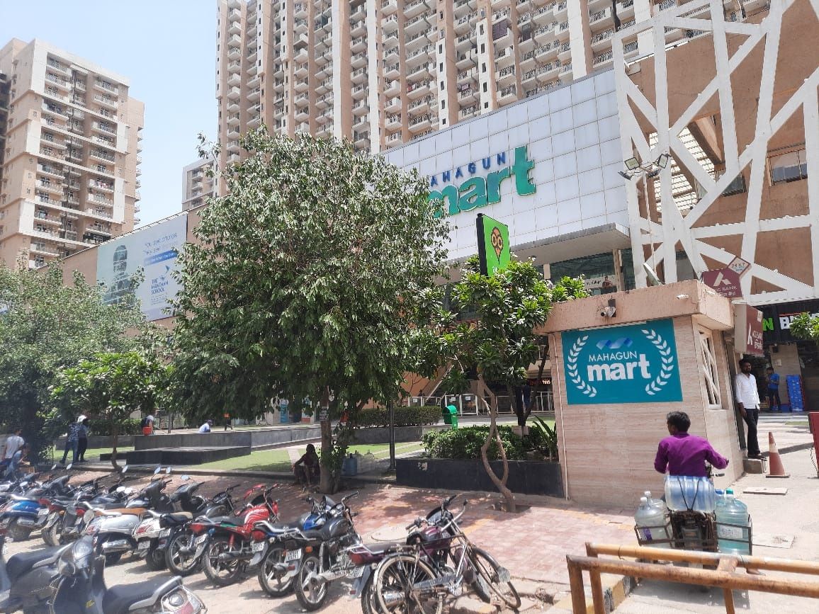 Greater Noida West News : महागुन मार्ट के पास पार्किंग के लिए बेलने पड़ते हैं पापड़