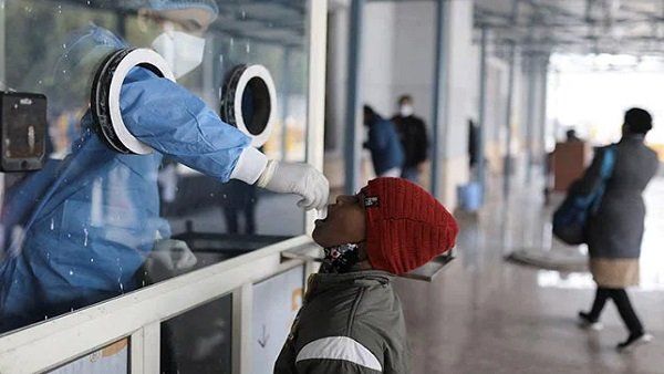 Covid rise: फिर लौट रहा है कोरोना? इन शहरों में लगा मिनी लॉकडाउन