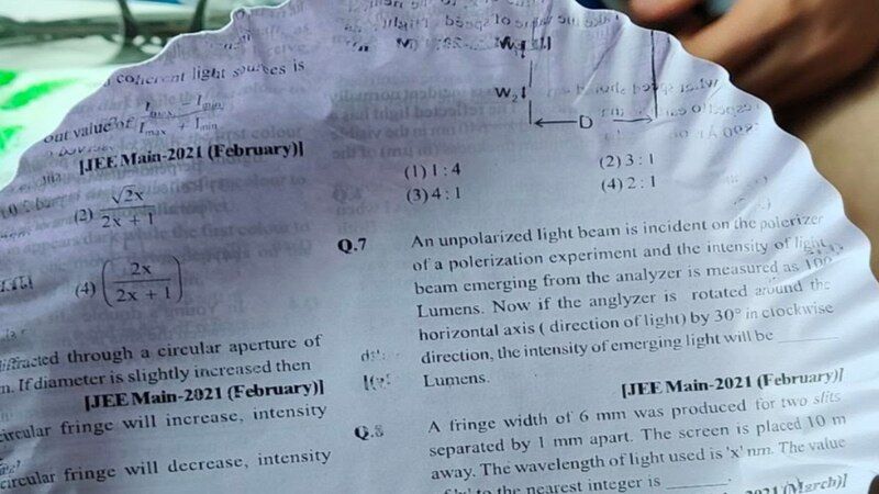 JEE Question Paper: प्लेट पर JEE पेपर के मिले सवाल, फोटो देखते ही लोगों ने कही ये बात