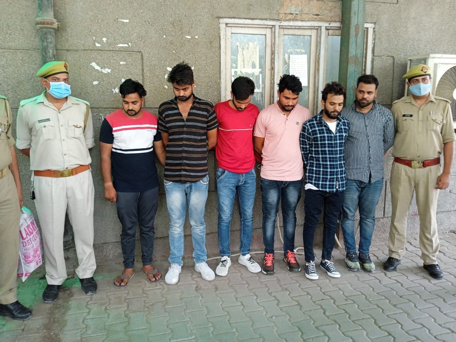 Noida Crime News : आउटसोर्सिंग कंपनियों से लीक हो रहा उपभोक्ताओं का डाटा