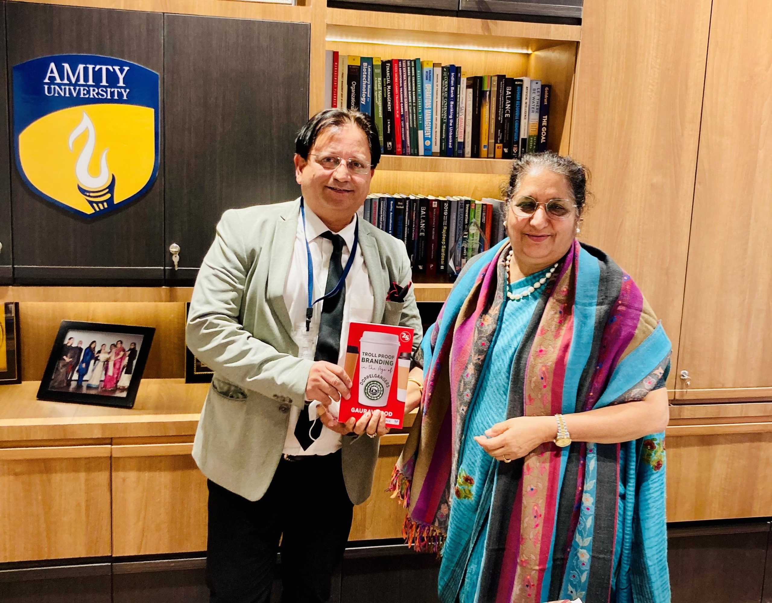 Noida News : एमिटी के मार्केटिंग प्रोफेसर की पुस्तक बनेगी मददगार