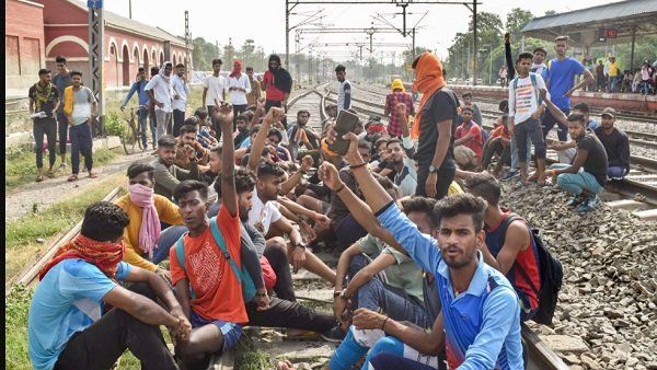 Agnipath Yojana अग्निपथ योजना के खिलाफ सड़क पर उतरे युवा, किया चक्का जाम