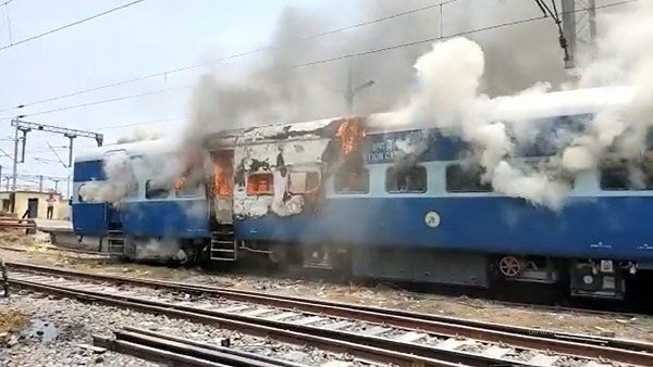 Agnipath bharti Yojana प्रदर्शनकारी छात्रों ने छपरा में ट्रेन को लगाई आग