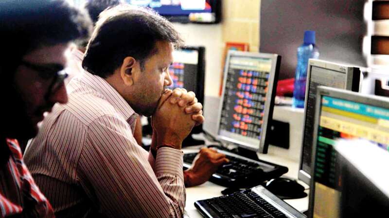 Stock Market: शुरुआत में गिरावट के साथ खुला शेयर बाजार, सेंसेक्स 408 अंक लुढ़का