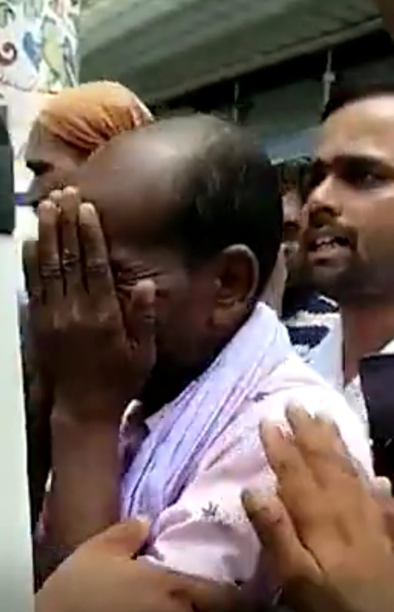 हाथ जोड़कर रोता रहा पिता, नहीं पसीजा बेटी का दिल