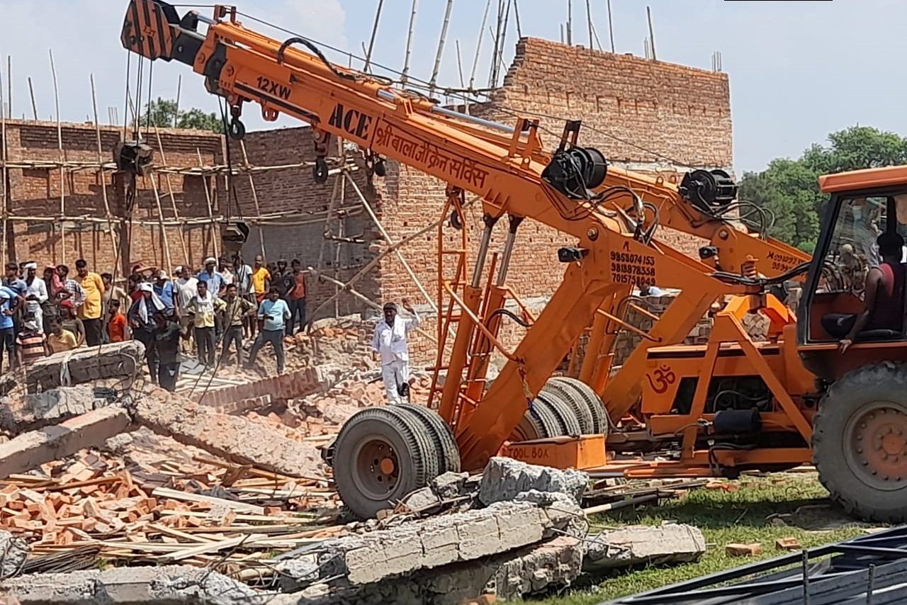 New Delhi: राजधानी के अलीपुर में बड़ा हादसा, दीवार गिरने से 5 लोगों की मौत