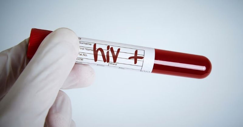 प्यार में पड़ी 15 साल की लड़की ने खुद को लगाया HIV Positive खून का इंजेक्शन, वजह हैरान करने वाली