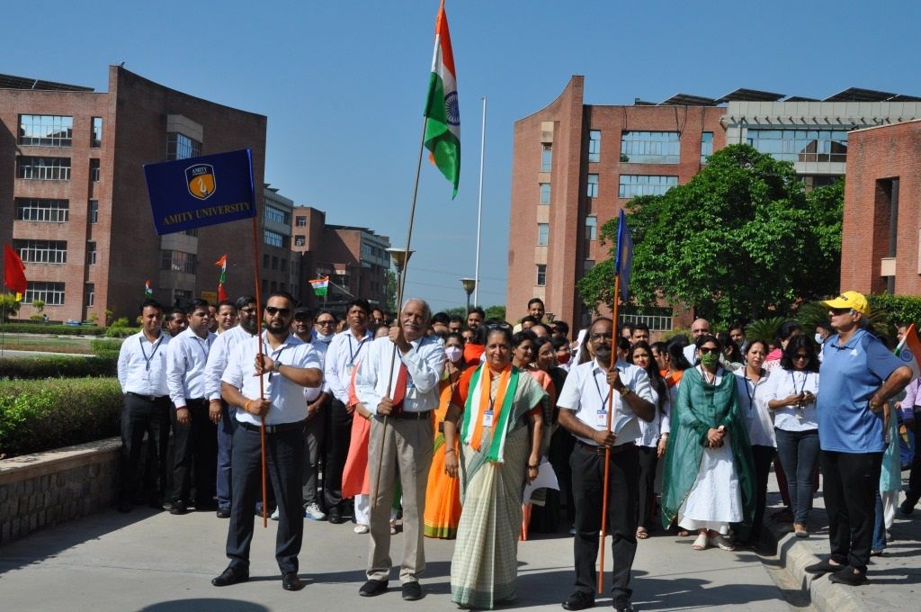Noida News : वंदे मातरम् के उद्घोष के साथ एमिटी विवि में निकाली प्रभात फेरी
