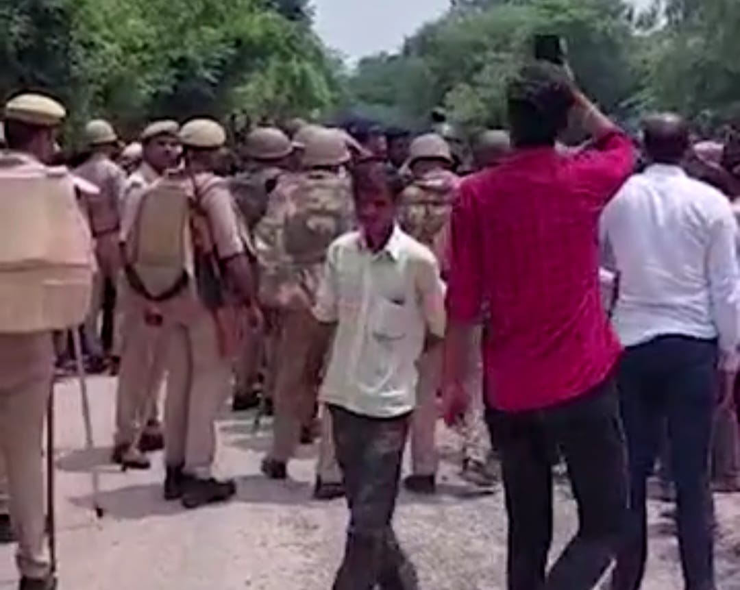 Badaun : बच्चे के अपहरण से फूटा गुस्सा भीड़ ने पुलिस को दौड़ा-दौड़ा कर पीटा