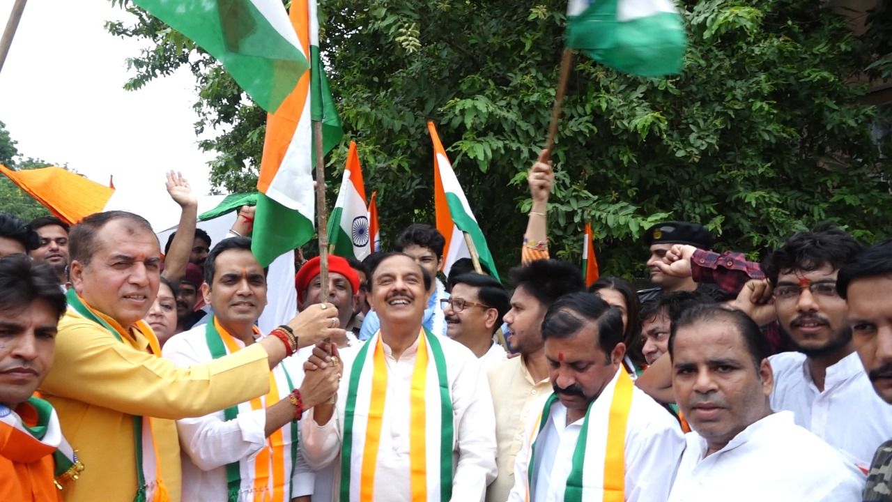 Noida News : एक पहल फाउंडेशन और नव ऊर्जा युवा संस्था ने 501 फीट के तिरंगे के साथ निकाली यात्रा