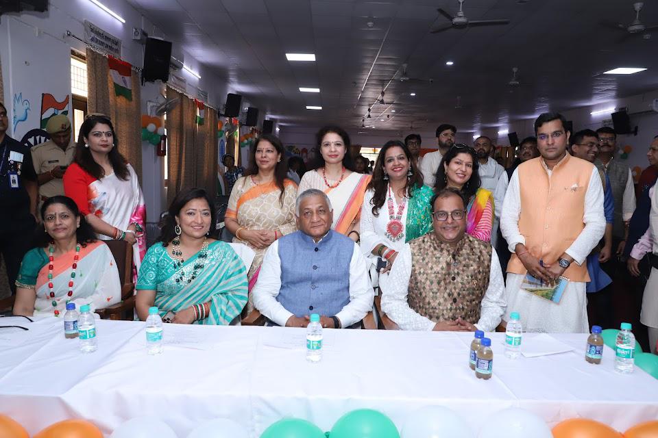 Ghaziabad News : रोटरी क्लब गाज़ियाबाद सैफायर व राजकीय कन्या इंटर कॉलेज ने आजादी के गुमनाम नायकों को नमन किया