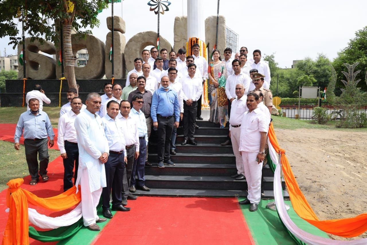 Exclusive Noida News :प्राधिकरण (Authority) ने जगह-जगह मनाया आजादी (Independence) का अमृत महोत्सव