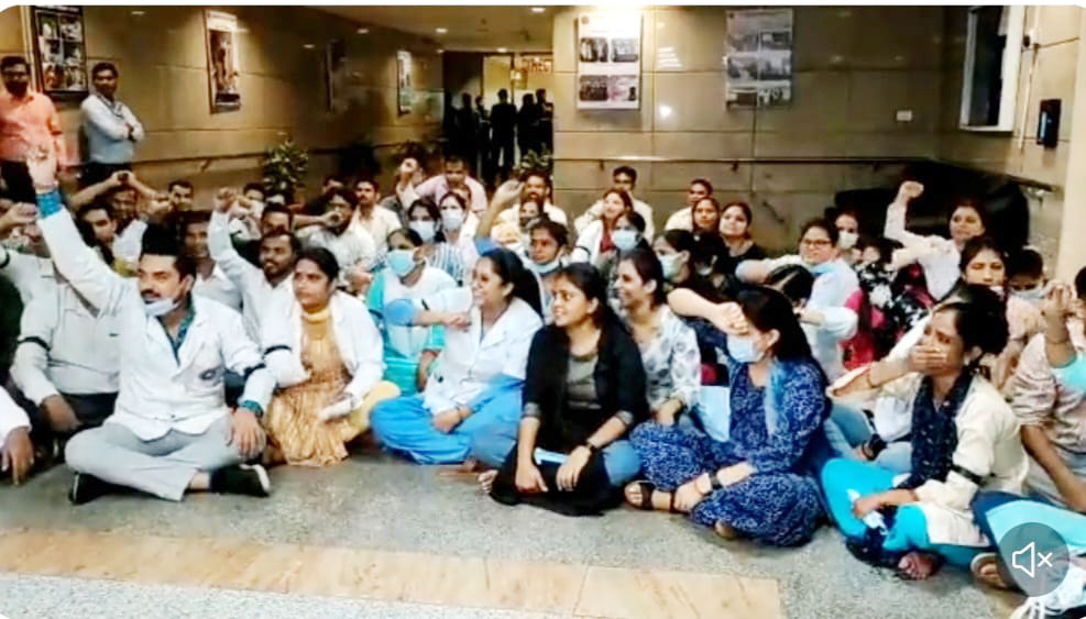 Noida News : चाइल्ड पीजीआई में नर्सिंग स्टाफ का विरोध प्रदर्शन