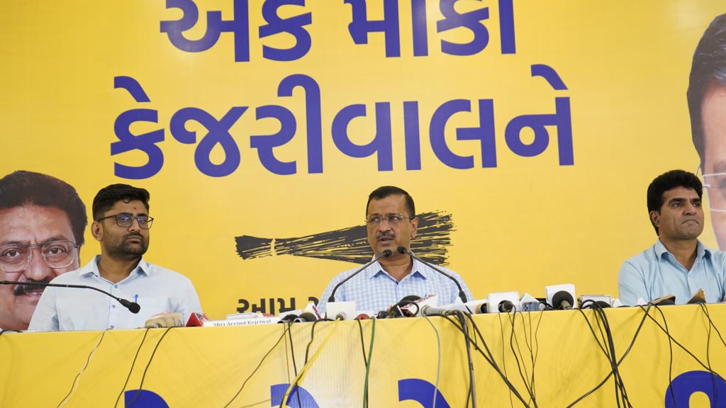 Gujrat Political News : अरविंद केजरीवाल ने गुजरात के सरकारी कर्मचारियों को ‘पुरानी पेंशन योजना’ लागू करने की गारंटी दी