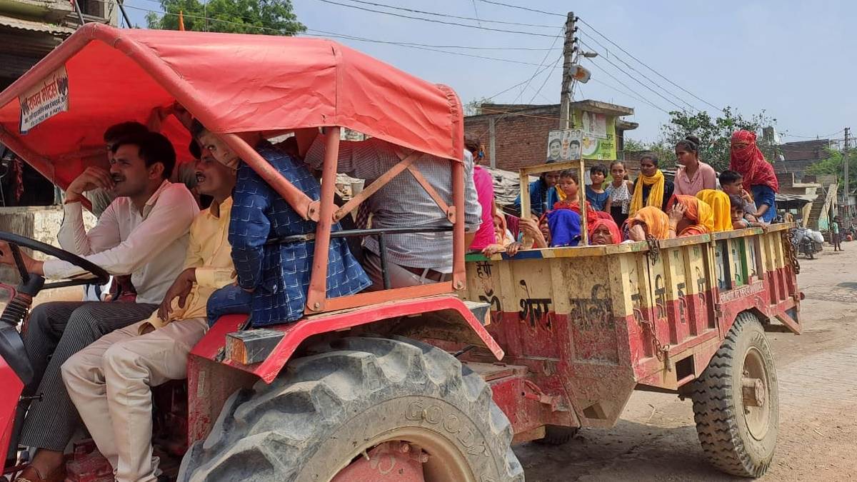 UP News : ग्राम प्रधानों से अपील, ट्रैक्टर ट्रॉली में यात्रा से रोकें