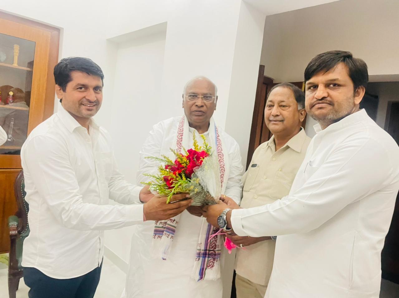 Noida News : राष्ट्रीय अध्यक्ष बनने पर खडग़े को दी बधाई