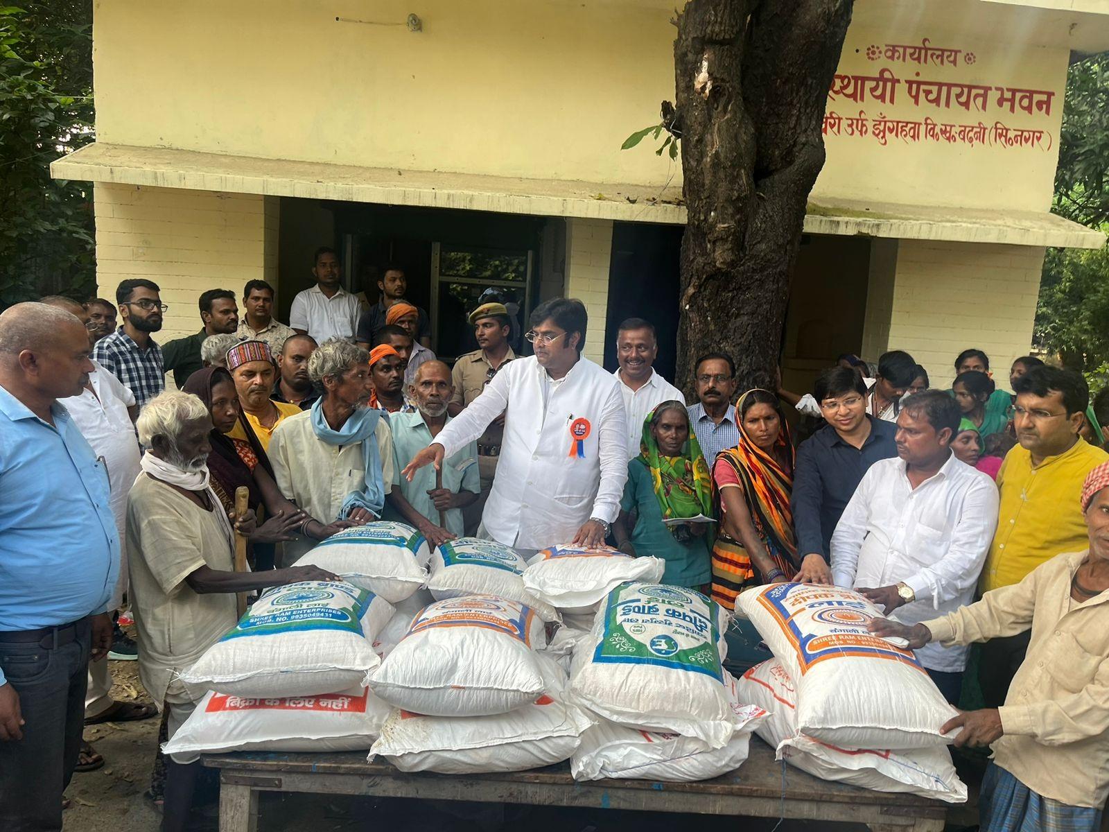 Noida News : बाढ़ पीडि़तों कोविधायक विनय वर्मा ने बांटी राहत सामग्री