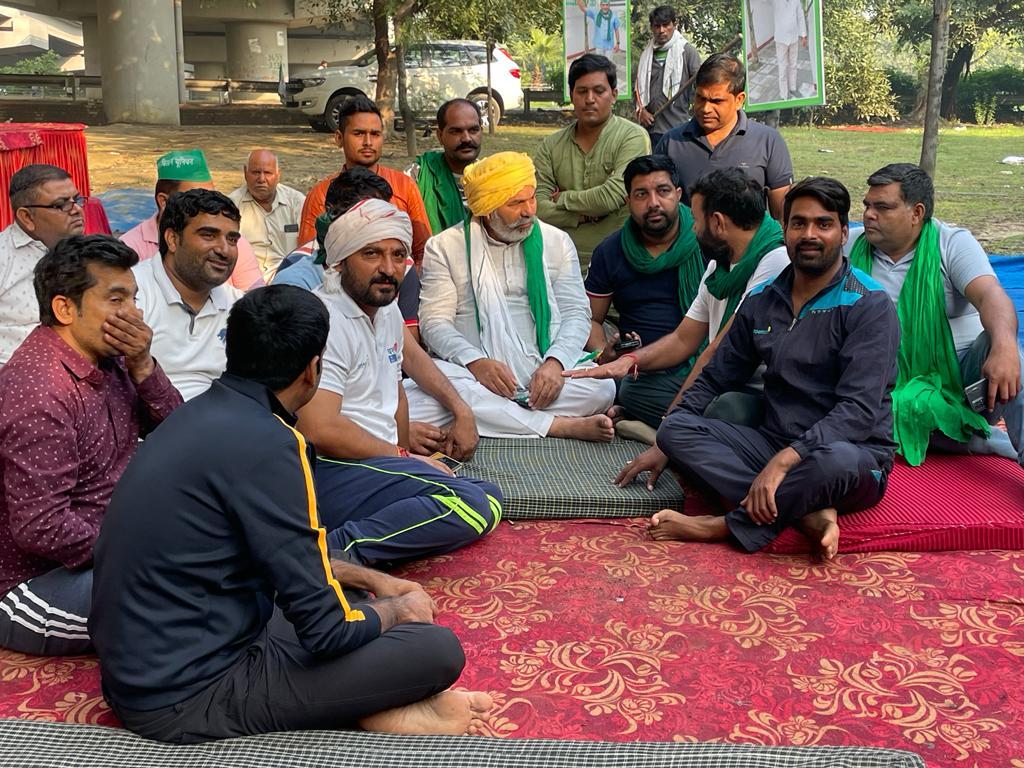 Greater Noida Farmers News : भाकियू के धरने पर आज अचानक पहुंचे किसान नेता