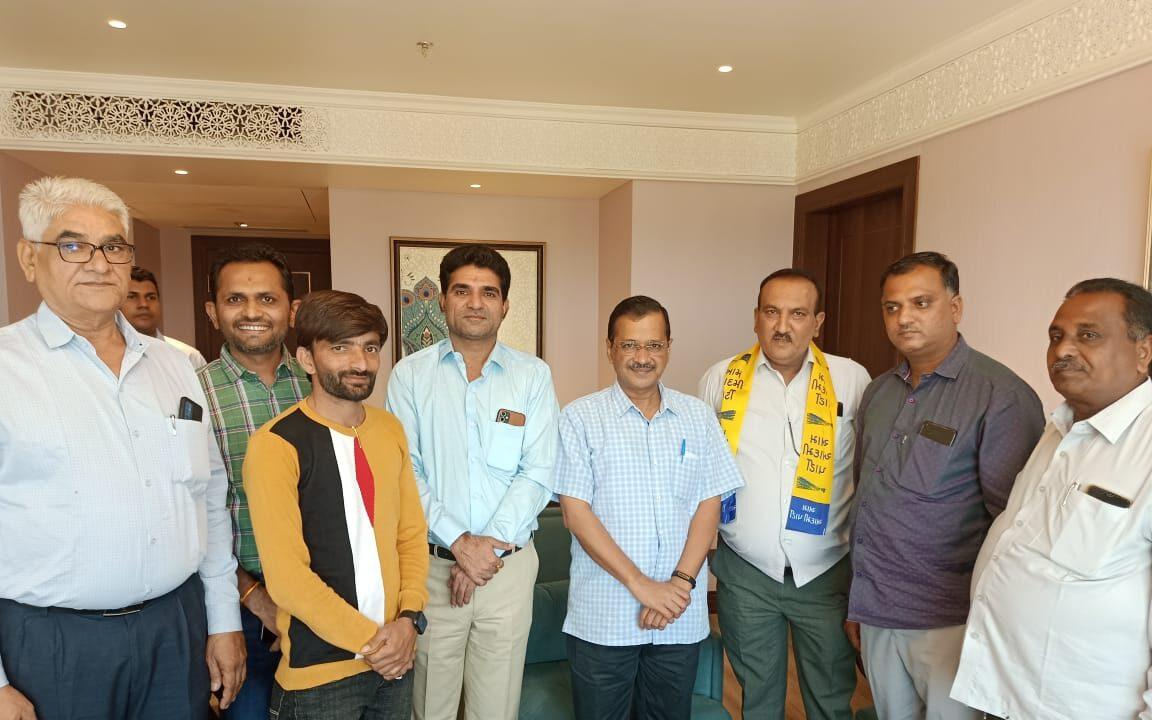 Gujrat Political News : दिग्गज भाजपा नेता कांतिभाई सतासिया बड़ी संख्या में समर्थकों के साथ ‘आप’ में शामिल