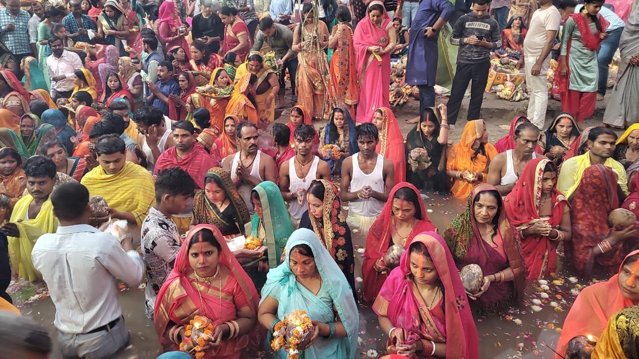 Noida News : उगते सूर्य को अर्घ्य देने उमड़ा आस्था का ज्वार