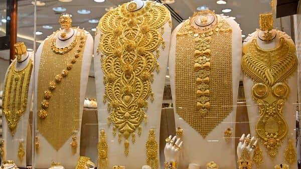 Gold Price: सोने की कीमत में हुई गिरावट, ग्राहकों को खरीदारी का मिला मौका