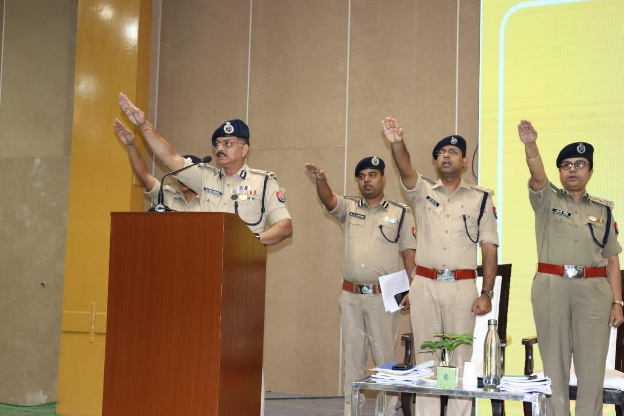 Greater Noida News : पुलिस कमिश्नर ने दिलाई राष्ट्रीय एकता व अखंडता की शपथ