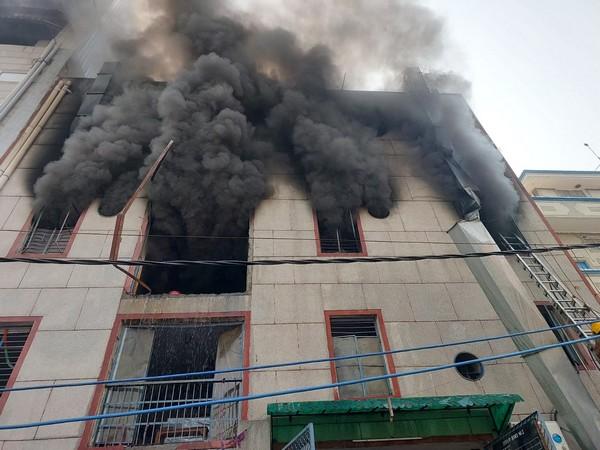 Fire Accident in Delhi : दिल्ली में जूतों की फैक्टरी में भीषण आग, दो लोग जिंदा जले, कई बुरी तरह झुलसे