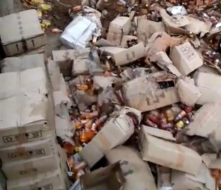 Greater Noida News : अदालत के आदेश पर 24,652 लीटर शराब की नष्ट