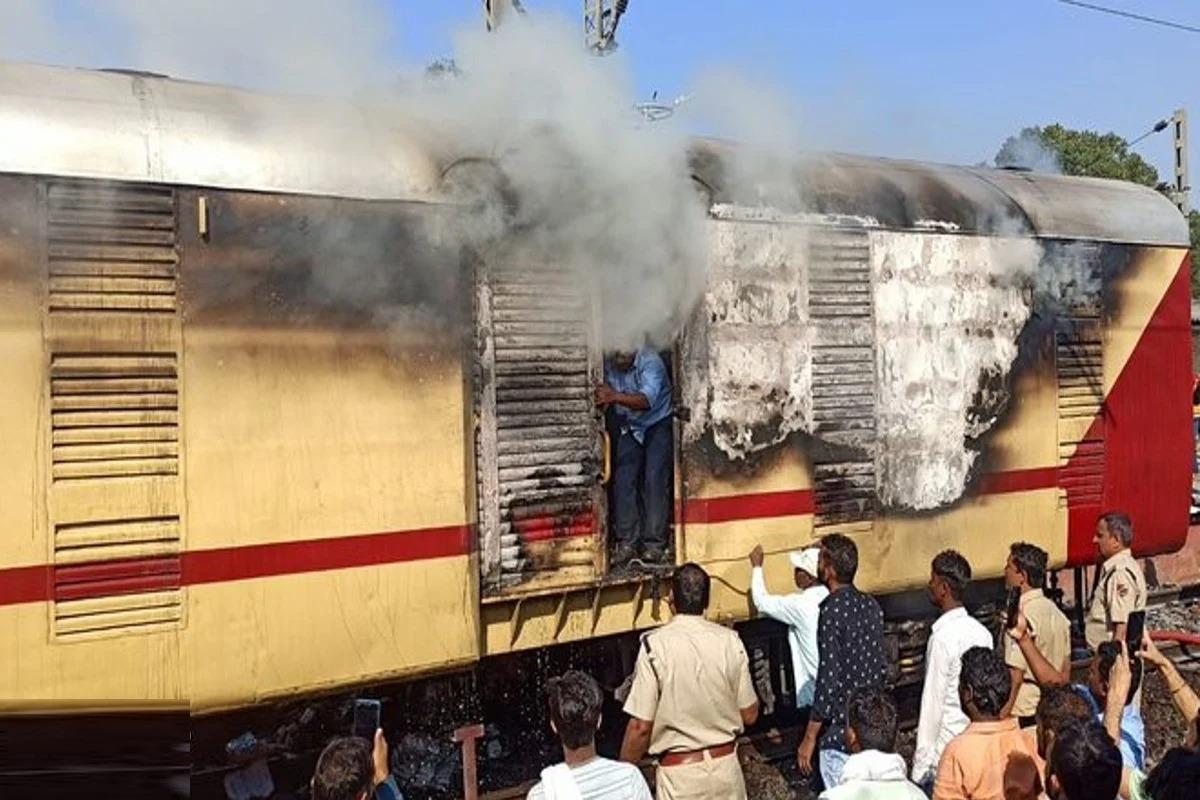 Fire in Train : नासिक के पास एक्सप्रेस ट्रेन में लगी आग, यात्री सुरक्षित