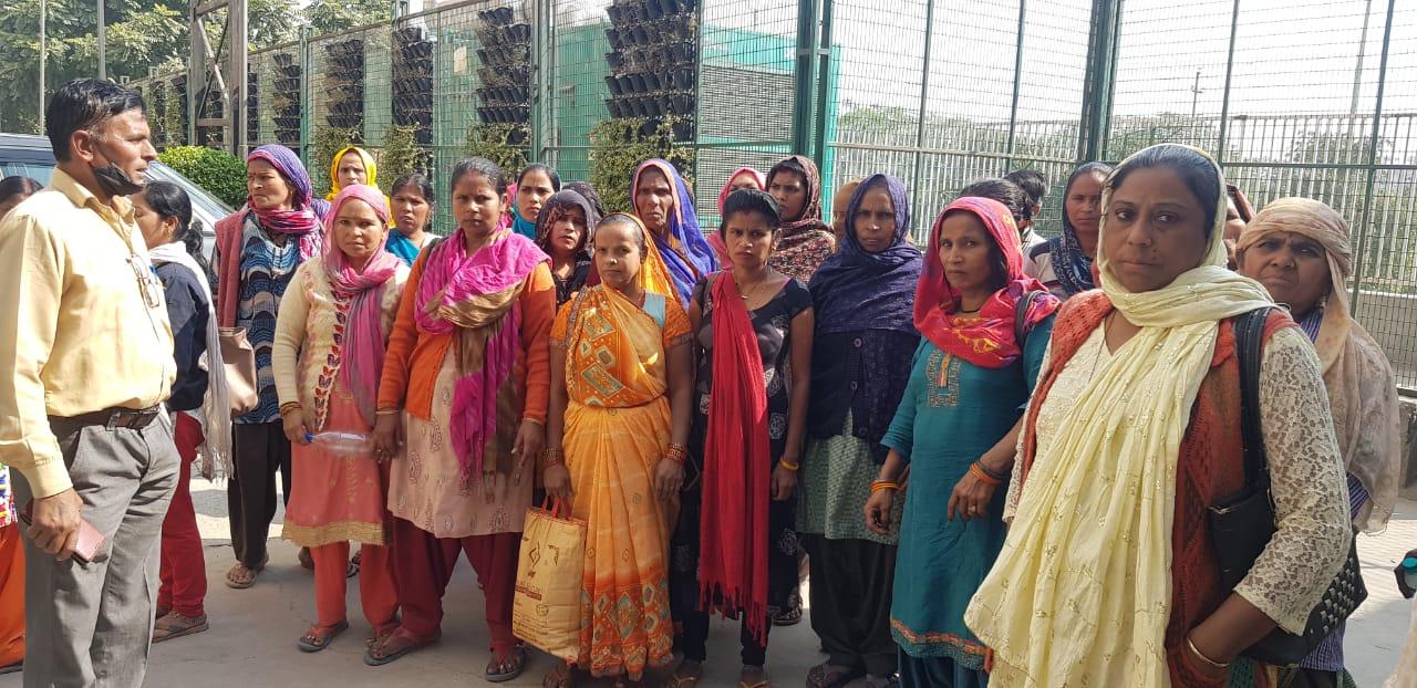 Greater Noida News : वेतन न मिलने पर सफाई कर्मियों ने की हड़ताल सोसायटी के निवासी परेशान