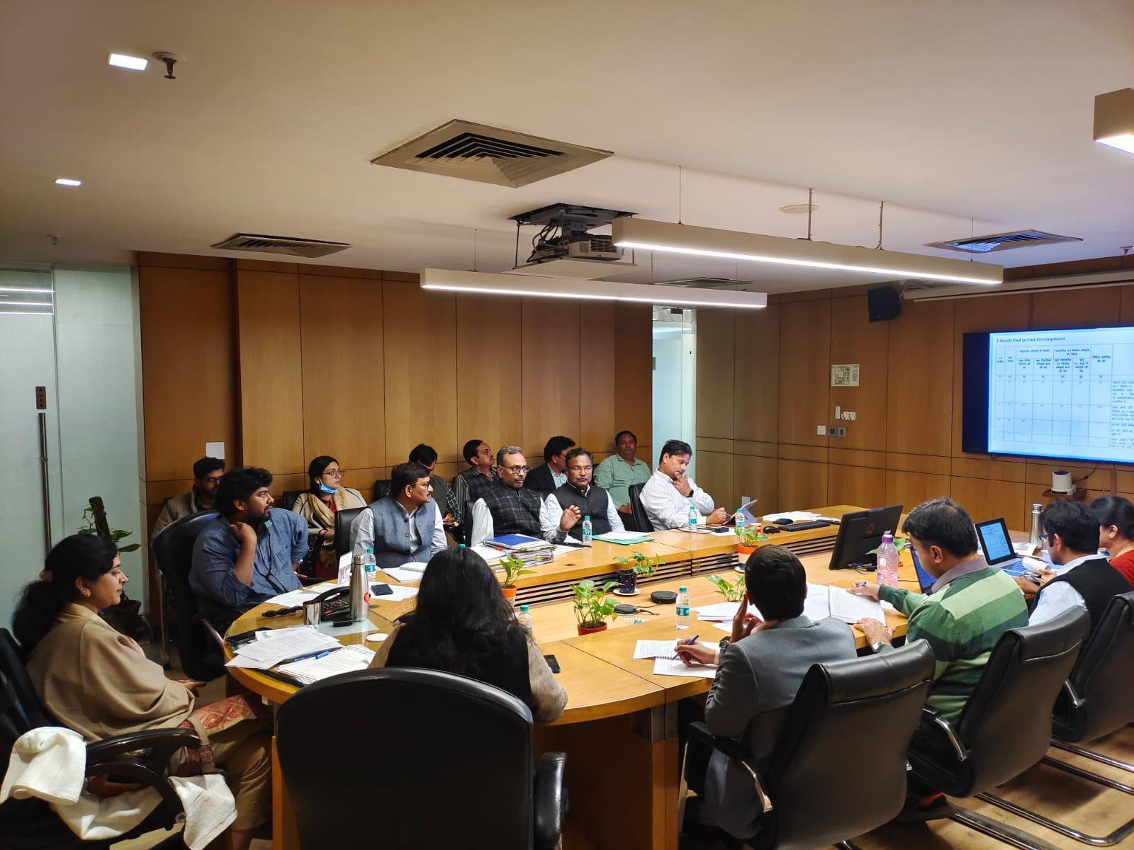 GREATER NOIDA NEWS: ग्रेनो की सड़कों को गड्ढा मुक्त करने में देरी पर सीईओ ने लगाई फटकार