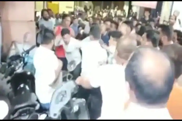 Viral Video महाराष्ट्र में शिवसैनिकों में जमकर मारपीट, पुलिस ने किया लाठीचार्ज