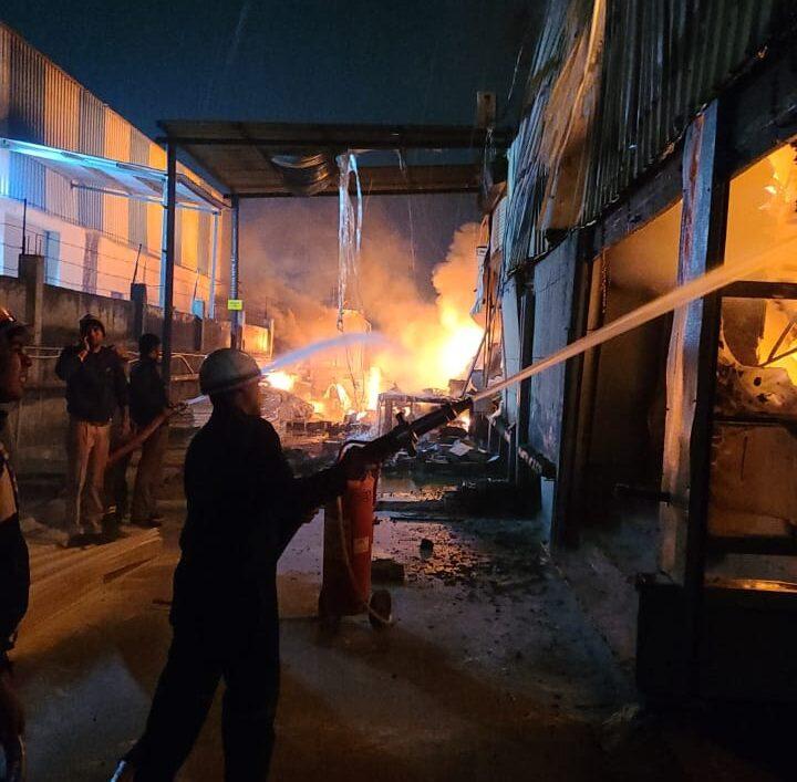 <span style="color: #4c83f5;">Greater Noida News : </span> प्लास्टिक का सामान बनाने वाली कंपनी में लगी भीषण आग