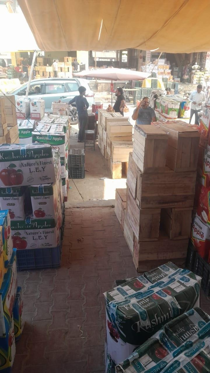 Noida News : भाजपा नेता का कारनामा , फेस-2 की मंडी में कैंटीन के अंदर खोल दी फल की दुकान