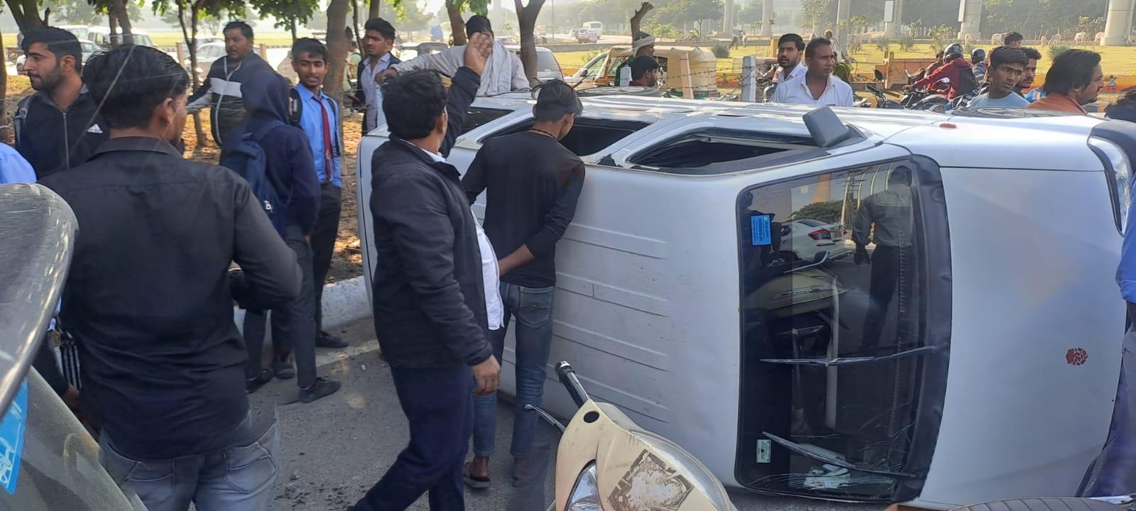 Greater Noida News : छात्रों को ले रही इको वैन पलटी