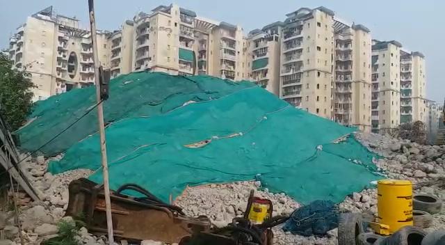 Noida News : नोएडा के आसमान पर छाए स्मॉग के कारण ट्विन टॉवर के मलबे को हटाने का काम रुका