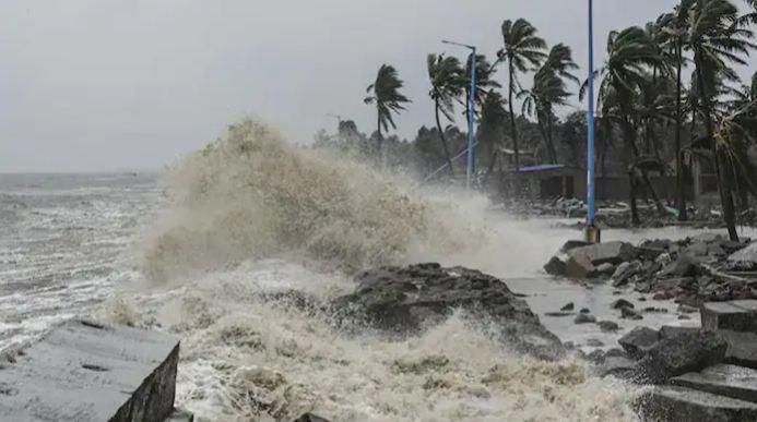 Cyclone Mandous: चक्रवाती तूफान मैंडस मचा सकता है बड़ी तबाही, रेड अलर्ट जारी