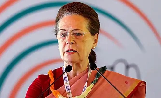 Politics: लोकतंत्र का अनादर कर रही है केंद्र सरकार : सोनिया