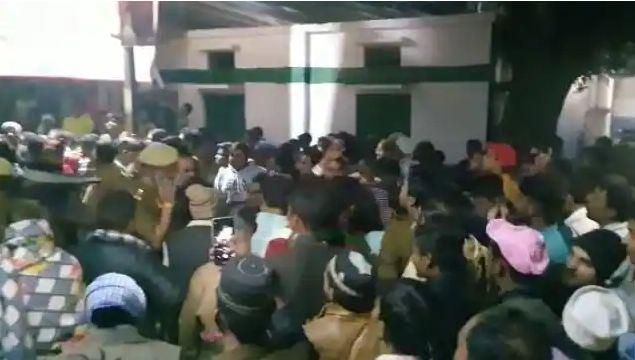 Uttar Pradesh: पुलिस दल पर पथराव, लाठीचार्ज, छह लोग गिरफ्तार