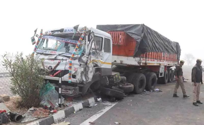 kohare ka kahar: आगरा-लखनऊ एक्सप्रेस वे पर हादसे में 3 की मौत, 8 घायल