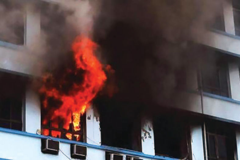 Maharashtra News : ठाणे में एक इमारत के पास लगी आग, चार वाहन जलकर खाक