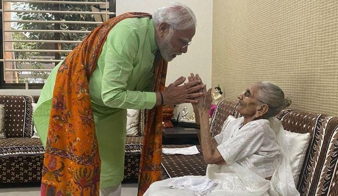 Gujarat Chunav: मतदान से पहले अपनी मां से मिलने पहुंचे पीएम मोदी