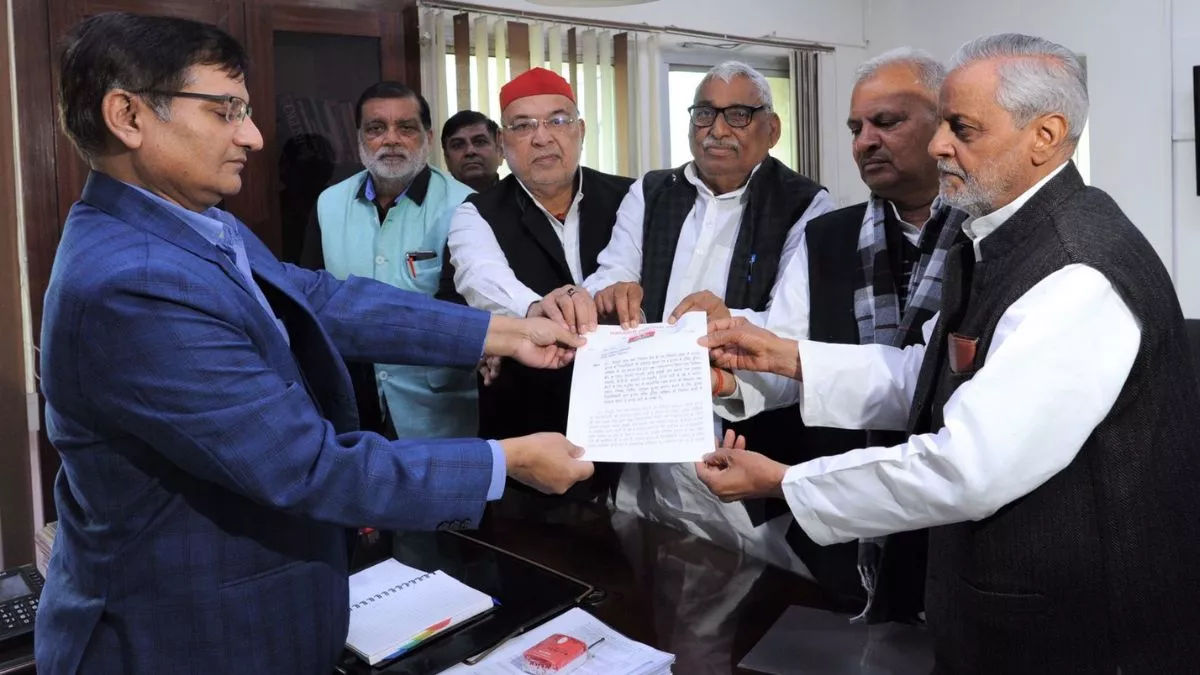 UP Politics : आफत में फंसे मैनपुरी के पुलिस कप्तान