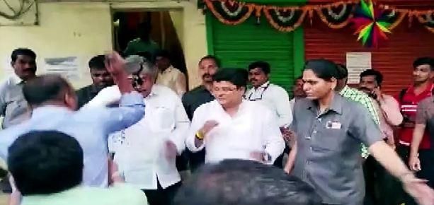 Action: सुरक्षा में चूक, तीन अफसरों समेत 10 पुलिसकर्मी निलंबित