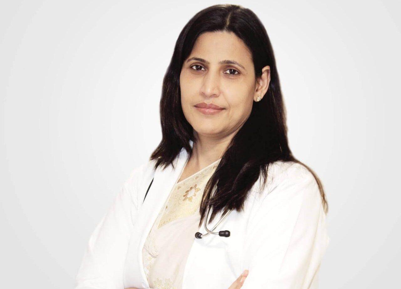 Noida News : कोरोना से डरें नहीं, सतर्कता व एहतियात बरतें : डा. रश्मि गुप्ता